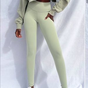 Aritzia tnaBUTTER sea grass green leggings 7/8 length 2xs